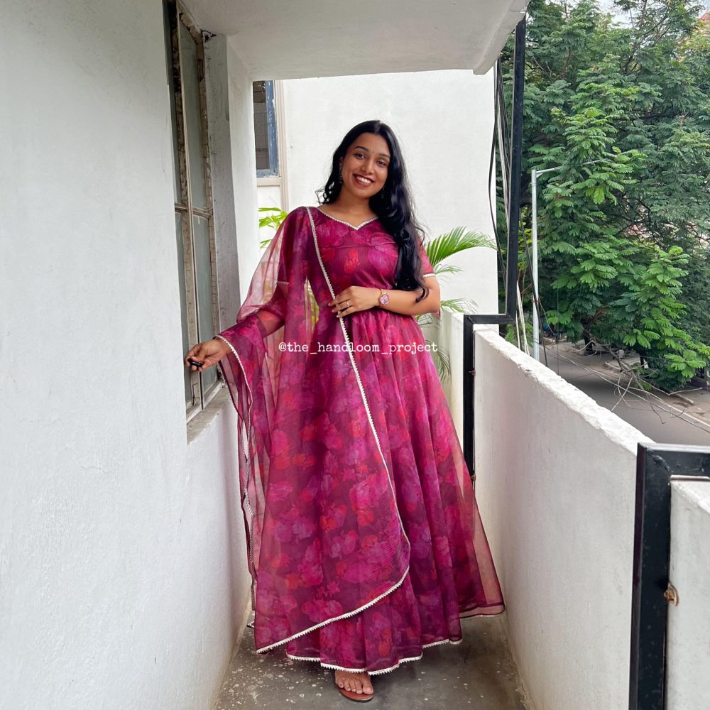 Pink organza lehenga and blouse with duppatta - Image 4